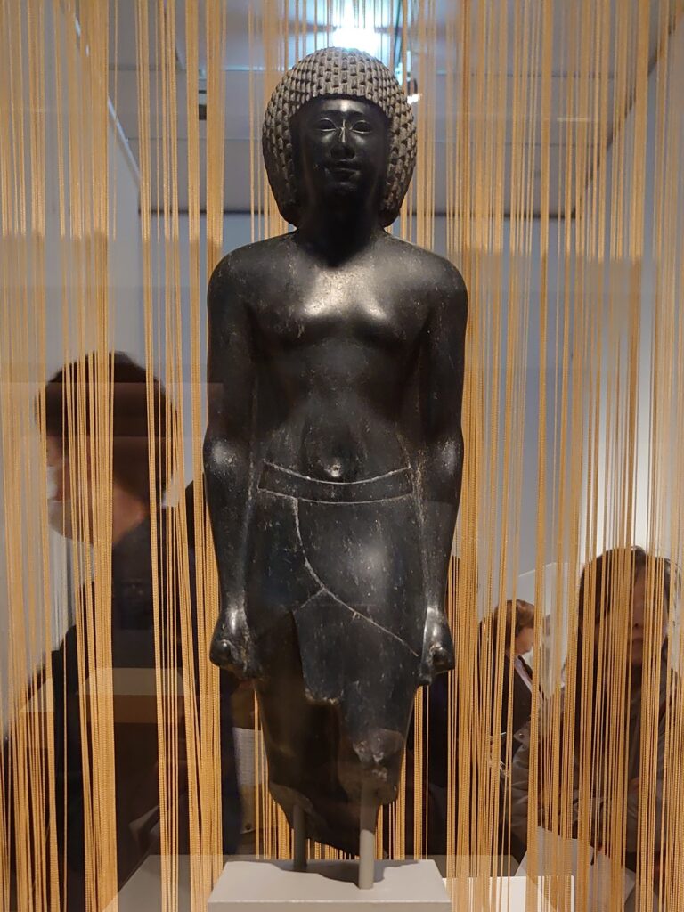 アメン神官の像